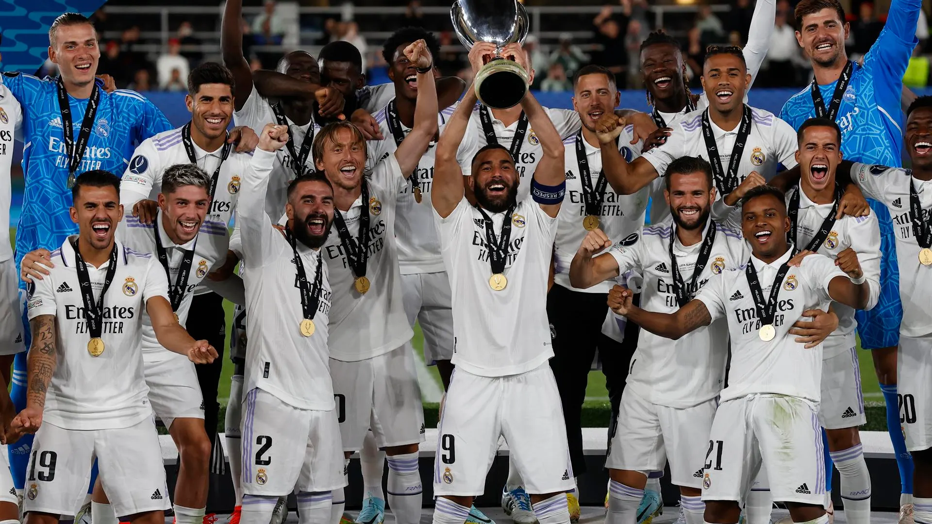 Benzema levanta la Supercopa de Europa 2022 Benzema levanta la Supercopa de Europa 2022