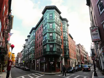 Fotografía de archivo de una calle con edificios Fotografía de archivo de una calle con edificios