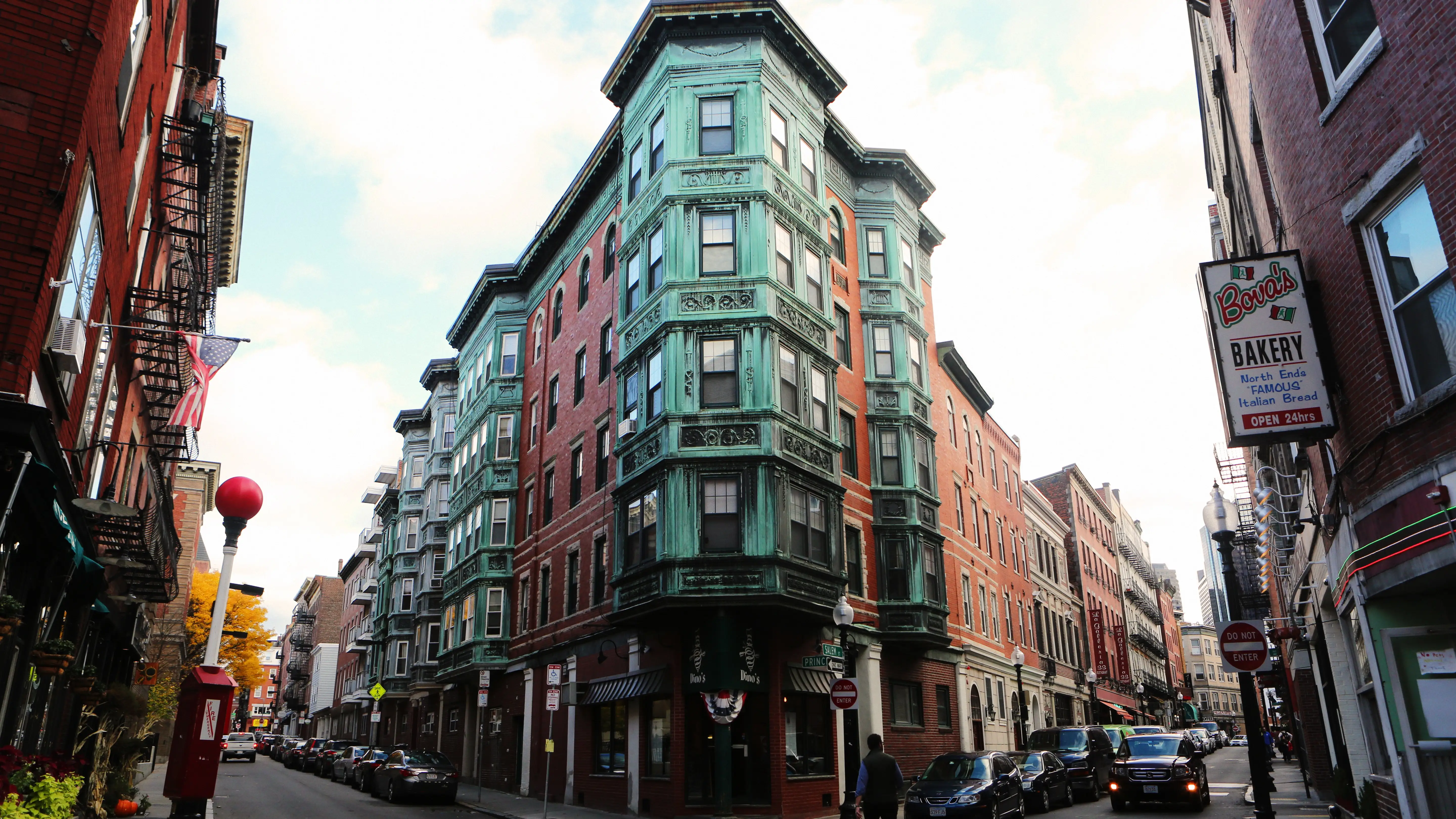 Fotografía de archivo de una calle con edificios Fotografía de archivo de una calle con edificios