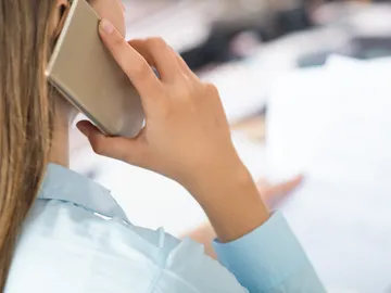 Imagen de archivo de una mujer hablando por teléfono Imagen de archivo de una mujer hablando por teléfono