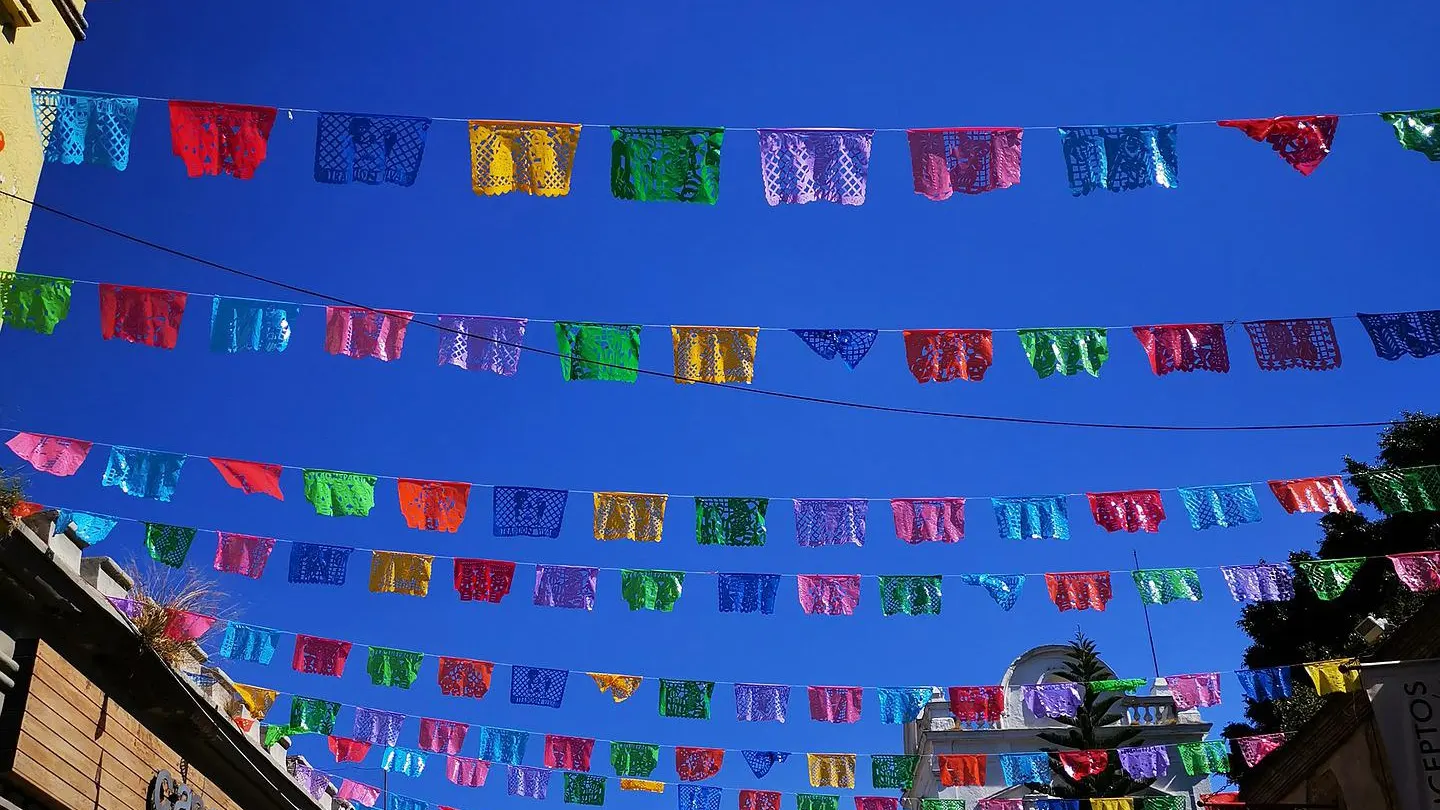 Calle adornada con banderines.