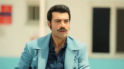 Demir, roto de dolor, llega al puerto para intentar detener a Züleyha Demir, roto de dolor, llega al puerto para intentar detener a Züleyha