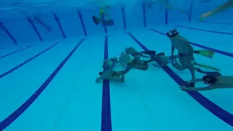 Así se juega al hockey subacuático Así se juega al hockey subacuático