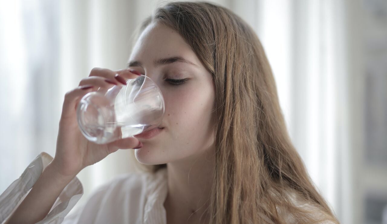 Chica bebiendo agua