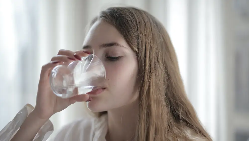 Chica bebiendo agua