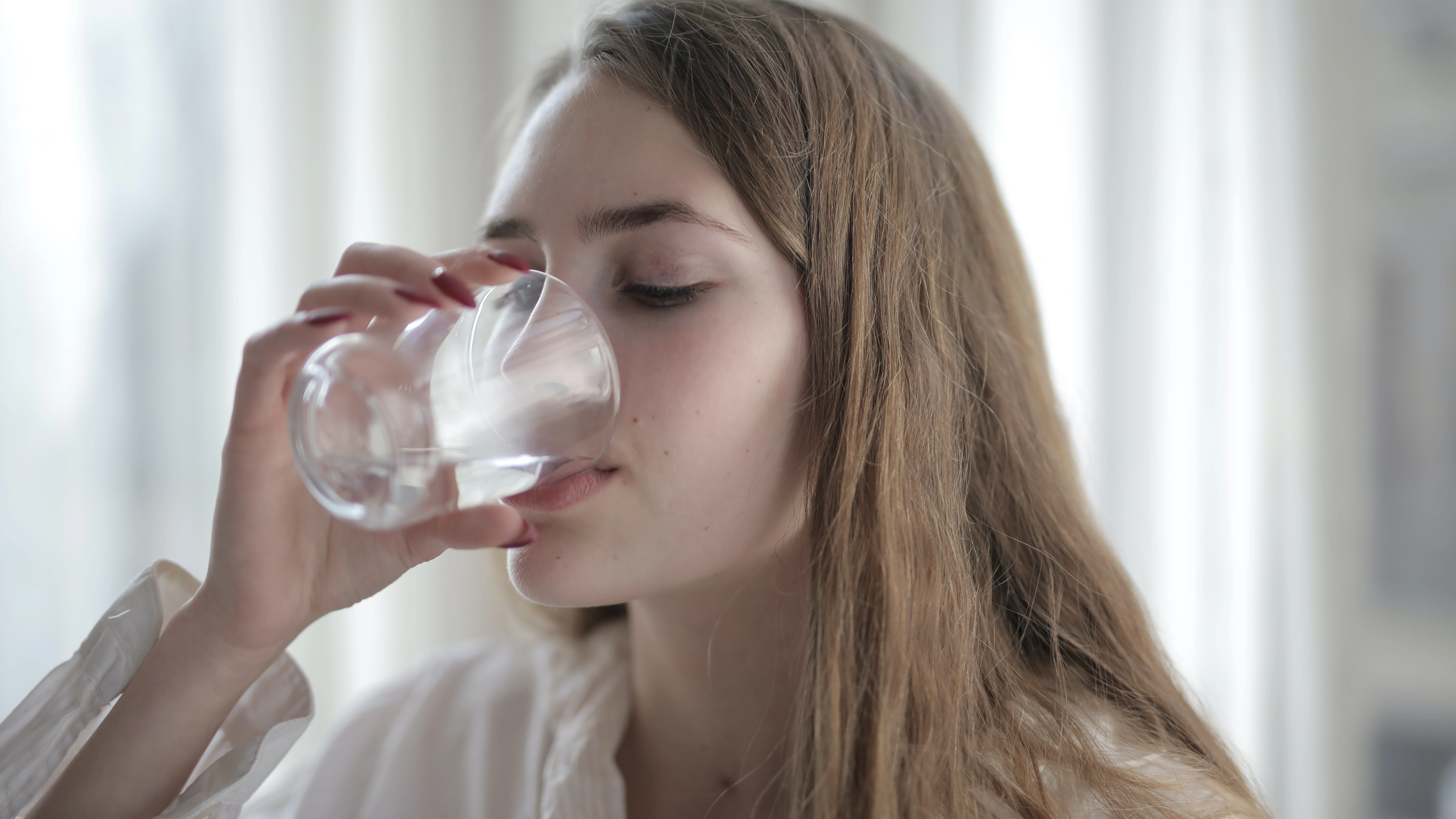 Chica bebiendo agua Chica bebiendo agua