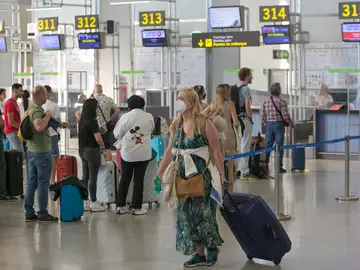 Imagen del interior de un aeropuerto Imagen del interior de un aeropuerto