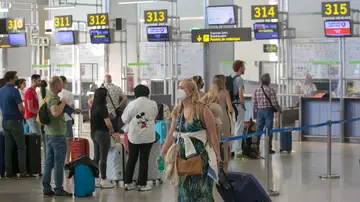 Imagen del interior de un aeropuerto Imagen del interior de un aeropuerto