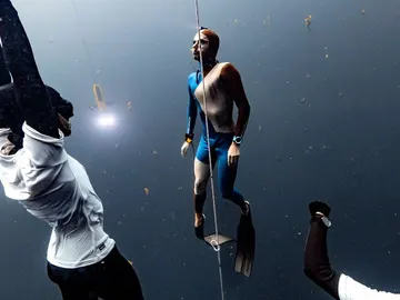 Arnaud Jerald desciende 120 metros en el Blue Hole Arnaud Jerald desciende 120 metros en el Blue Hole