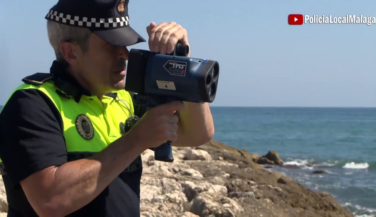 Imagen de un policía con un radar en la playa