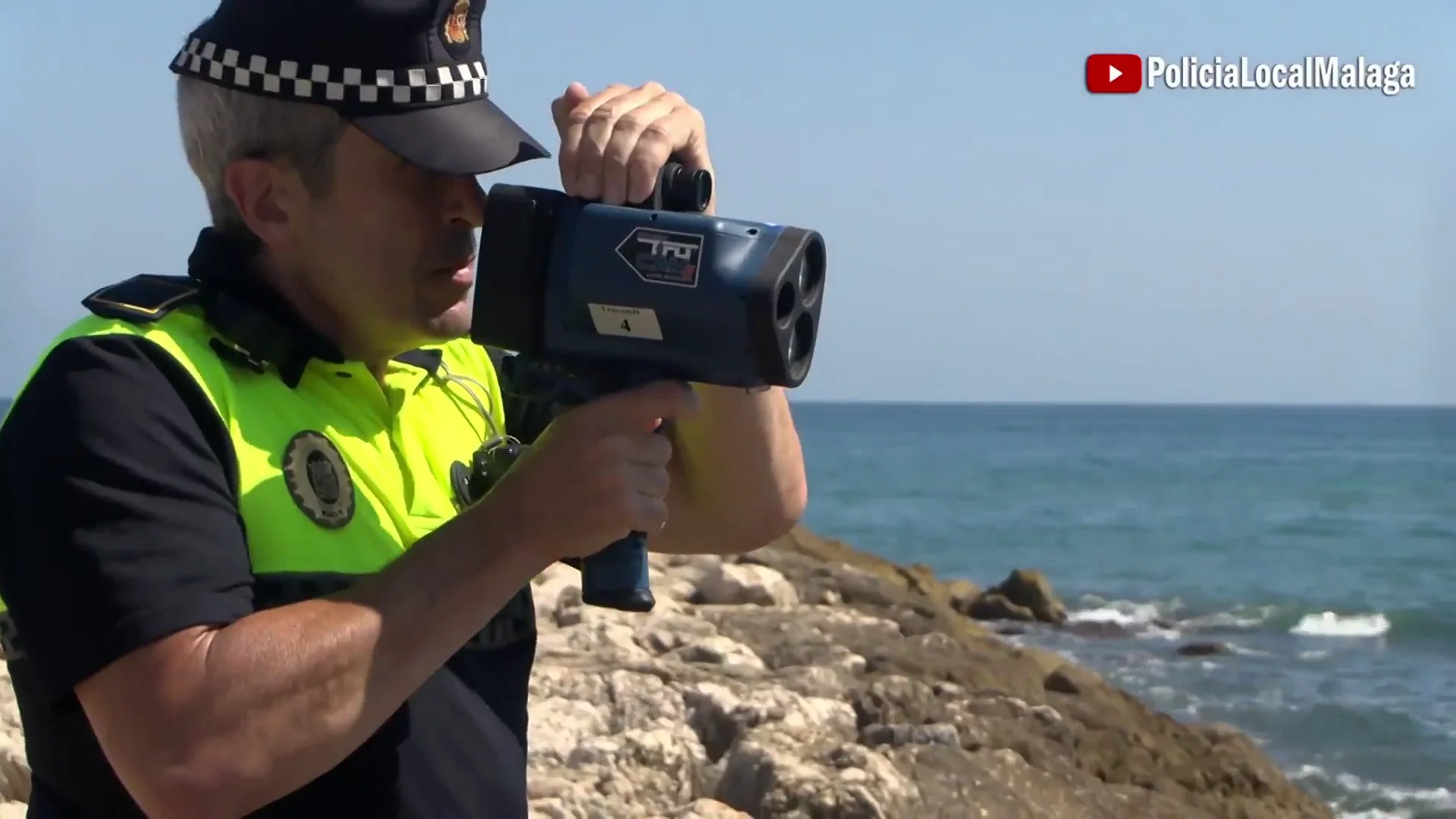 Imagen de un policía con un radar en la playa Imagen de un policía con un radar en la playa