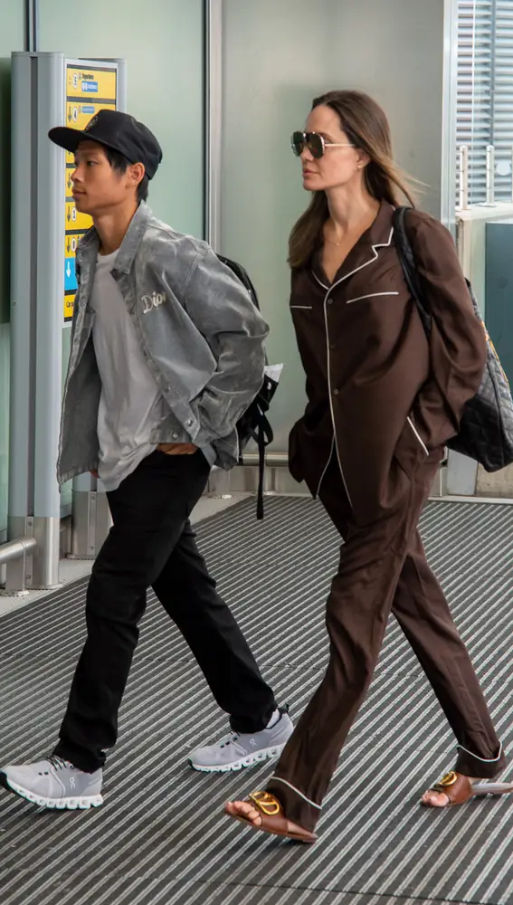Angelina Jolie en pijama de camino al aeropuerto