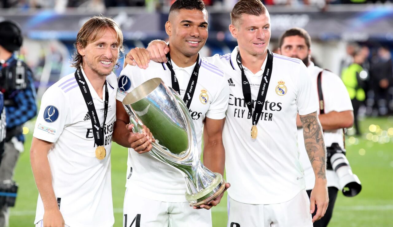 Casemiro, Modric y Kroos posan con la Supercopa de Europa