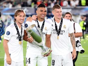Casemiro, Modric y Kroos posan con la Supercopa de Europa