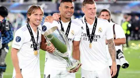 Casemiro, Modric y Kroos posan con la Supercopa de Europa Casemiro, Modric y Kroos posan con la Supercopa de Europa