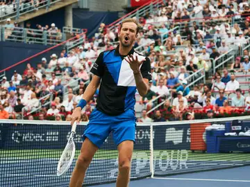 Medvedev se lamenta durante su partido en Canadá contra Kyrgios Medvedev se lamenta durante su partido en Canadá contra Kyrgios