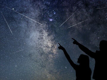 Dos personas viendo la lluvia de estrellas