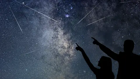 Dos personas viendo la lluvia de estrellas Dos personas viendo la lluvia de estrellas