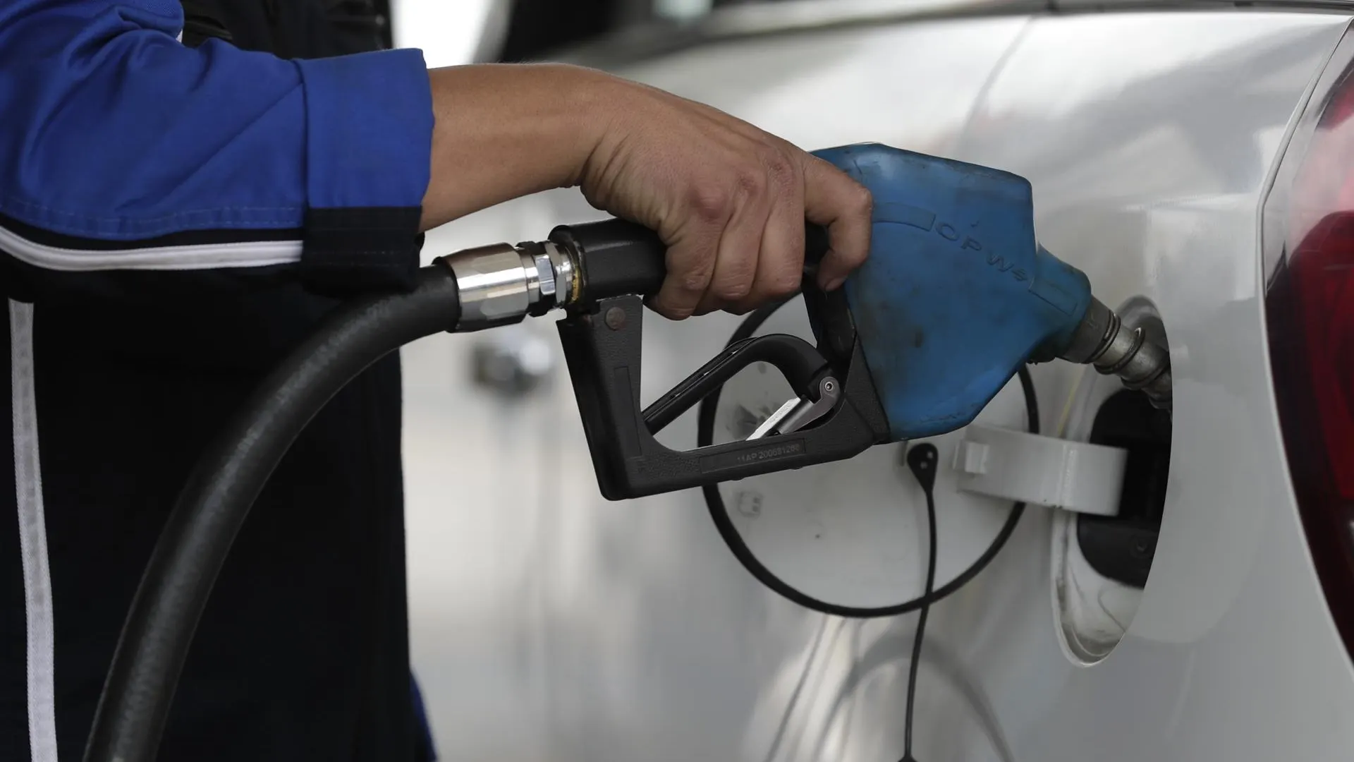 Un hombre pone gasolina a un veh&iacute;culo