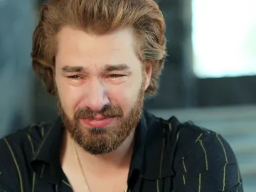 Fikret se culpa por la muerte de Müjgan: “Su vida habría sido diferente si no me hubiera conocido” Fikret se culpa por la muerte de Müjgan: “Su vida habría sido diferente si no me hubiera conocido”