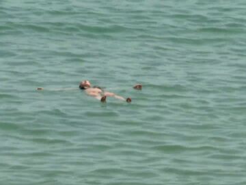 Una turista flota en el mar 'haciendo el muerto'