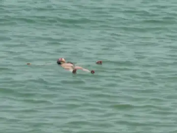 Una turista flota en el mar &#39;haciendo el muerto&#39;