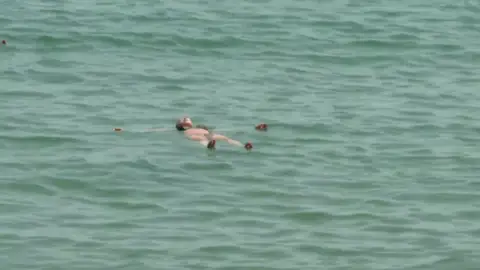 Una turista flota en el mar 'haciendo el muerto' Una turista flota en el mar 'haciendo el muerto'