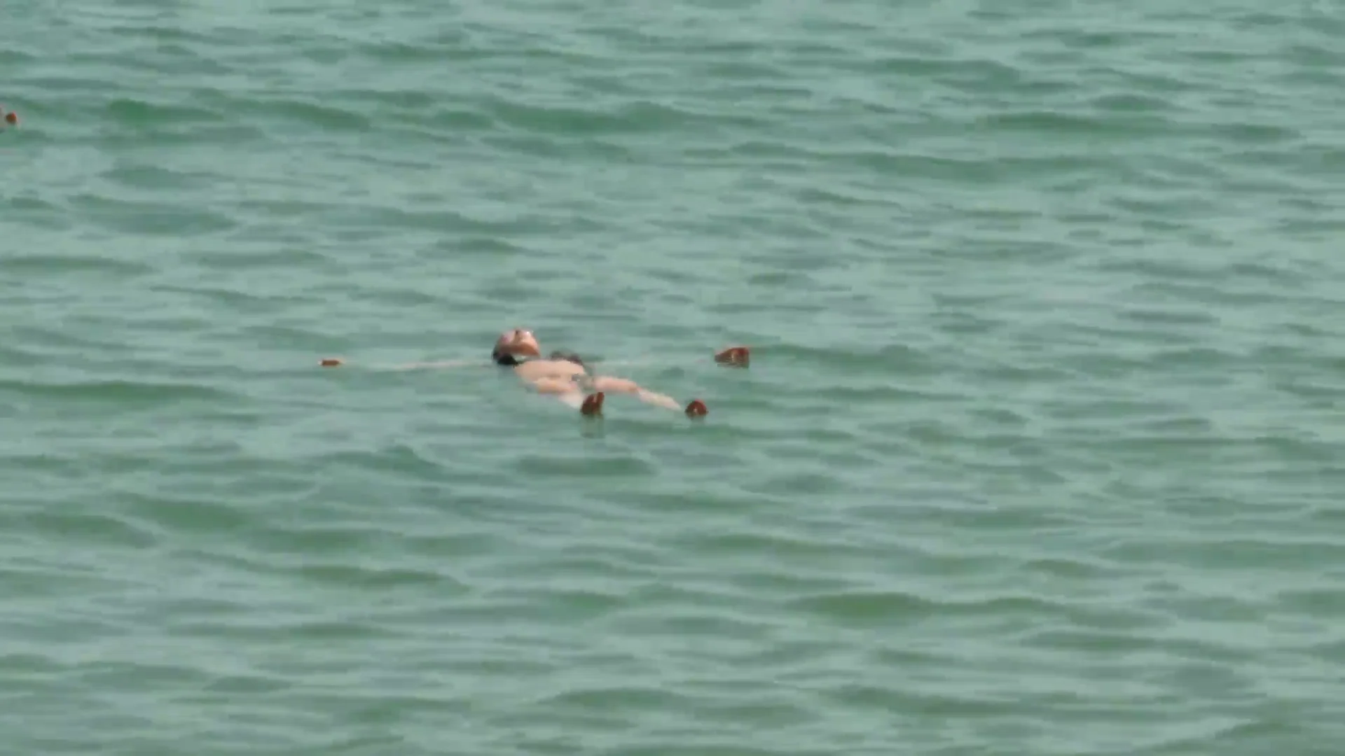 Una turista flota en el mar 'haciendo el muerto' Una turista flota en el mar 'haciendo el muerto'