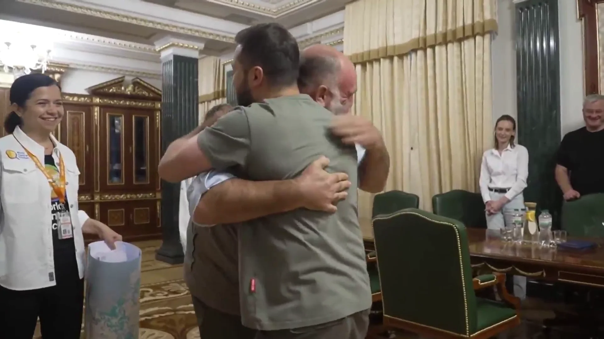Emotivo encuentro entre José Andrés y Zelenski Emotivo encuentro entre José Andrés y Zelenski