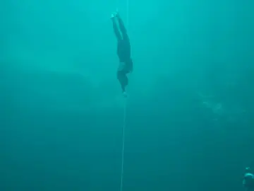 Isabel Sánchez-Arán se sumerge en el Blue Hole de Bahamas Isabel Sánchez-Arán se sumerge en el Blue Hole de Bahamas