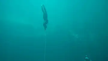 Isabel Sánchez-Arán se sumerge en el Blue Hole de Bahamas Isabel Sánchez-Arán se sumerge en el Blue Hole de Bahamas