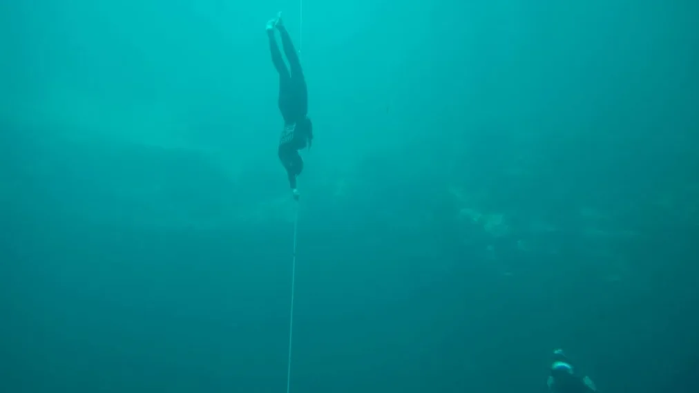 Isabel Sánchez-Arán se sumerge en el Blue Hole de Bahamas Isabel Sánchez-Arán se sumerge en el Blue Hole de Bahamas