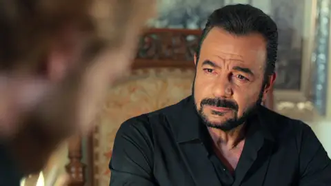 Fikret, muy preocupado por el futuro de Kerem Ali, hace una generosa propuesta a Fekeli Fikret, muy preocupado por el futuro de Kerem Ali, hace una generosa propuesta a Fekeli