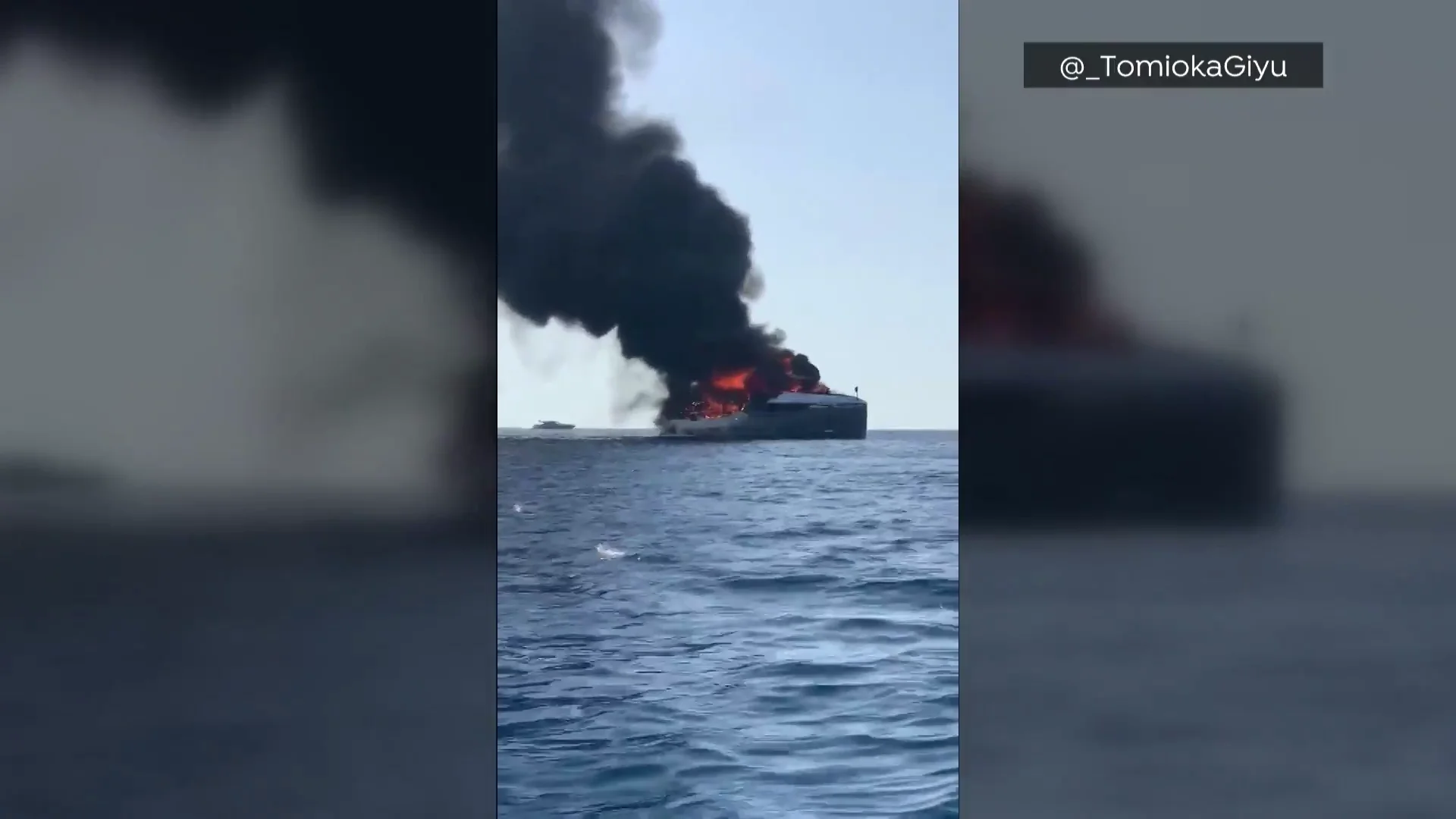 El yate es devorado por las llamas y acaba completamente destrozado Yate