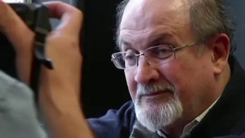 El escritor Salman Rushdie El escritor Salman Rushdie