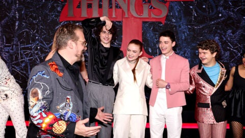 David Harbour y los jóvenes protagonistas de 'Stranger Things'