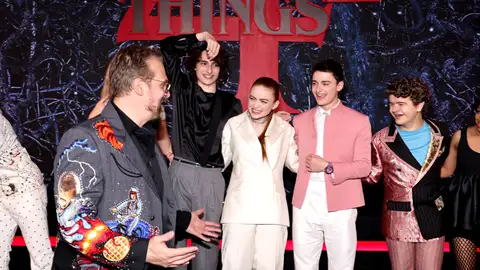 David Harbour y los jóvenes protagonistas de 'Stranger Things' David Harbour y los jóvenes protagonistas de 'Stranger Things'