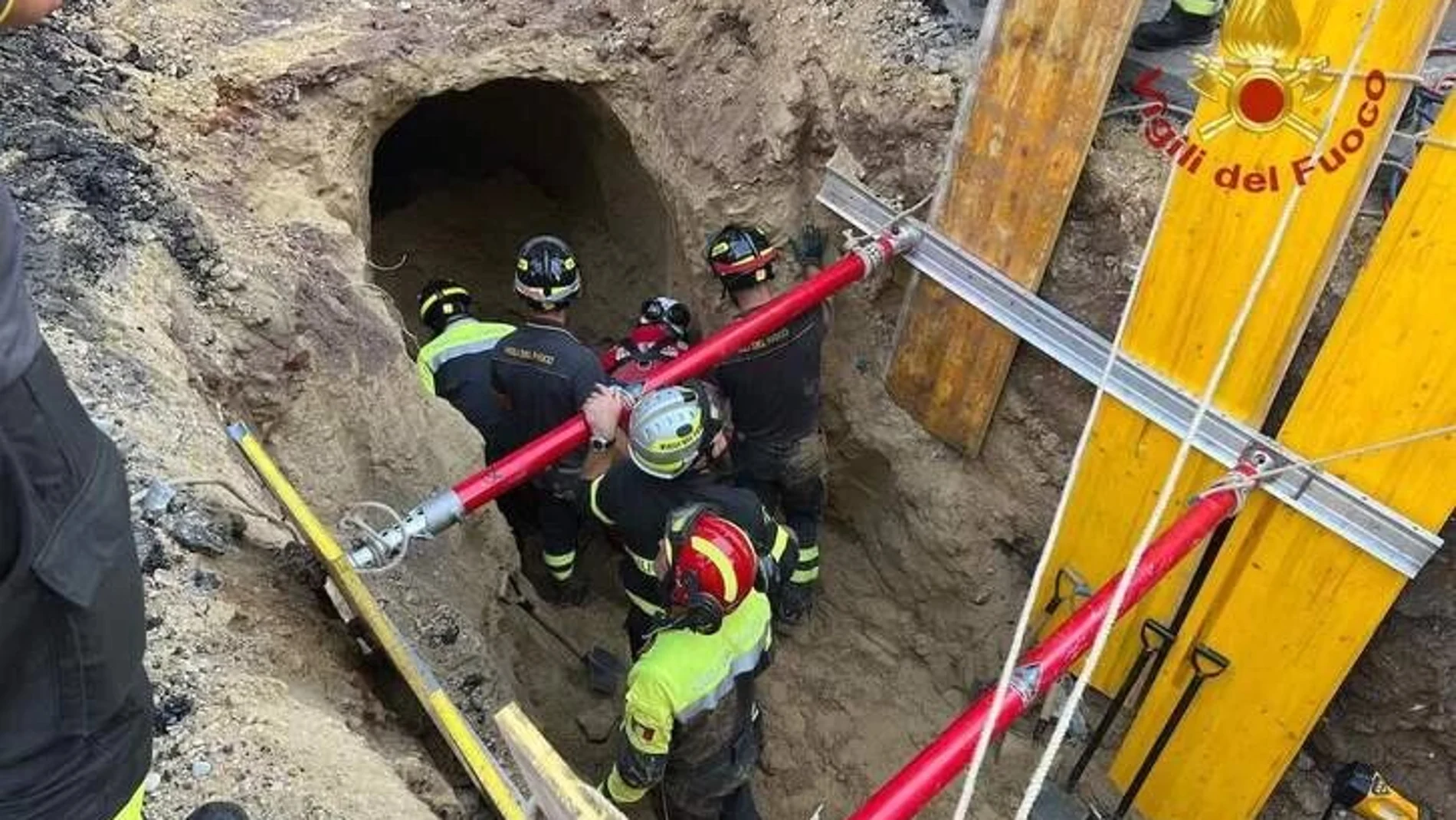 Los bomberos rescatando al ladrón