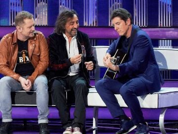 Momentazo: lección de guitarra mano a mano entre Antonio Carmona y Manel Fuentes 