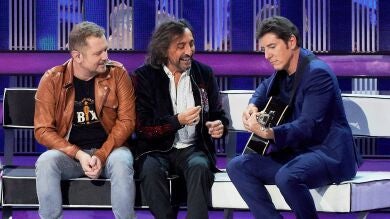 Momentazo: lección de guitarra mano a mano entre Antonio Carmona y Manel Fuentes 