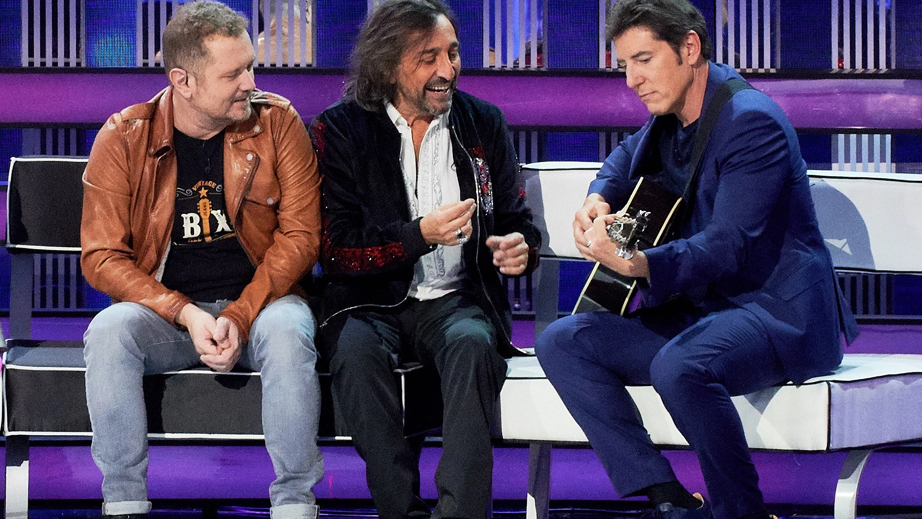 Momentazo: lección de guitarra mano a mano entre Antonio Carmona y Manel Fuentes Momentazo: lección de guitarra mano a mano entre Antonio Carmona y Manel Fuentes