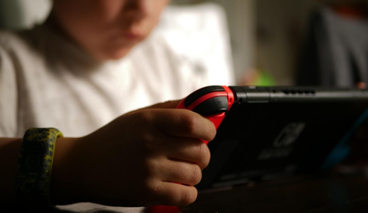 Un niño jugando a videojuegos