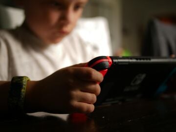 Un niño jugando a videojuegos