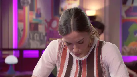 Coral, desesperada, calma su tristeza refugiándose en la bebida Coral, desesperada, calma su tristeza refugiándose en la bebida