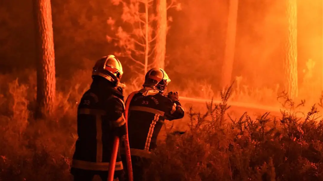 Bomberos en un incendio Bomberos en un incendio