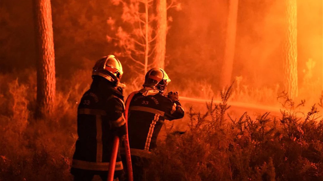 Bomberos en un incendio 