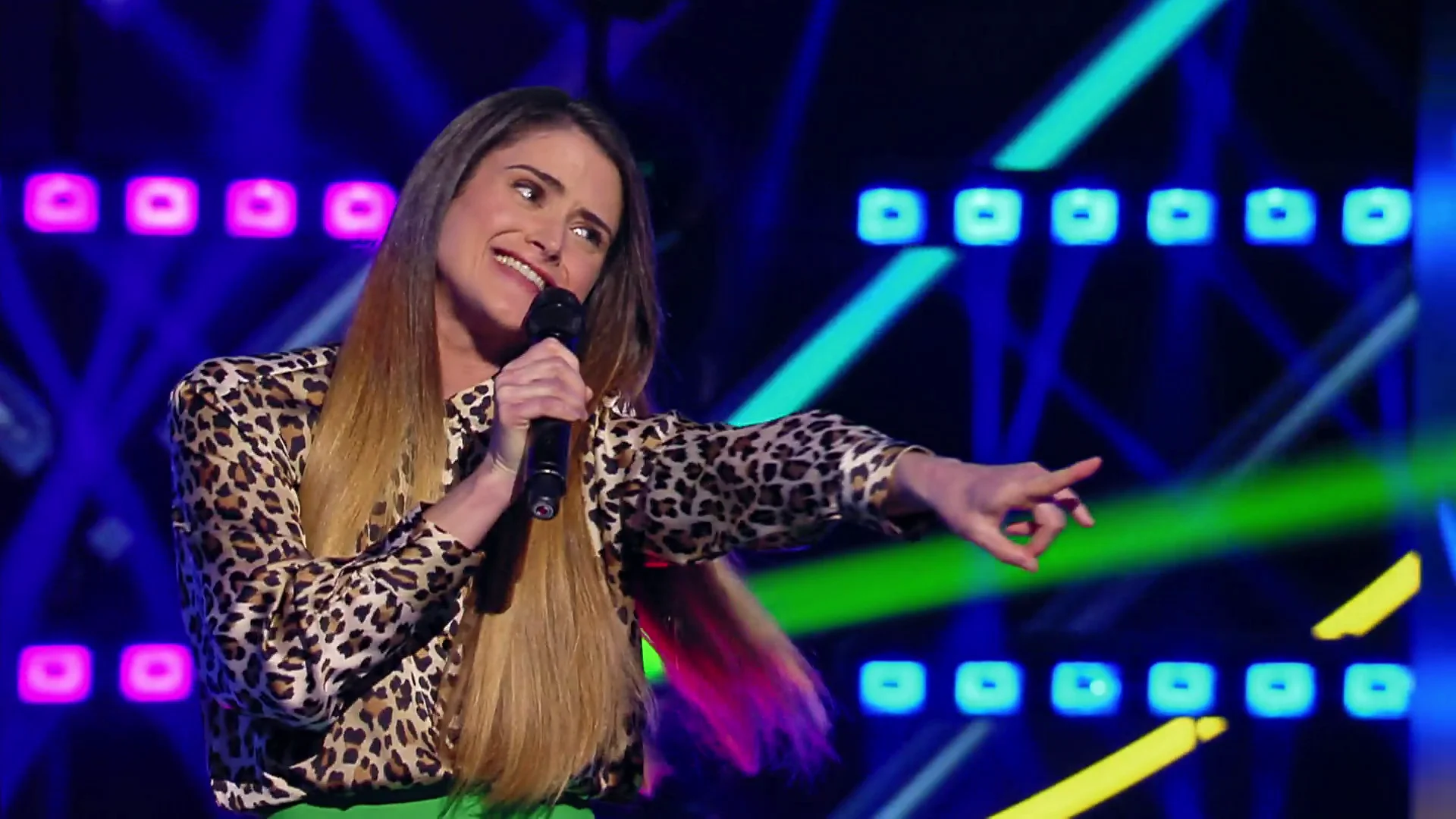 La animal lover demuestra su amor&hellip; &iexcl;por los gallos al cantar &lsquo;Carolina&rsquo;! 