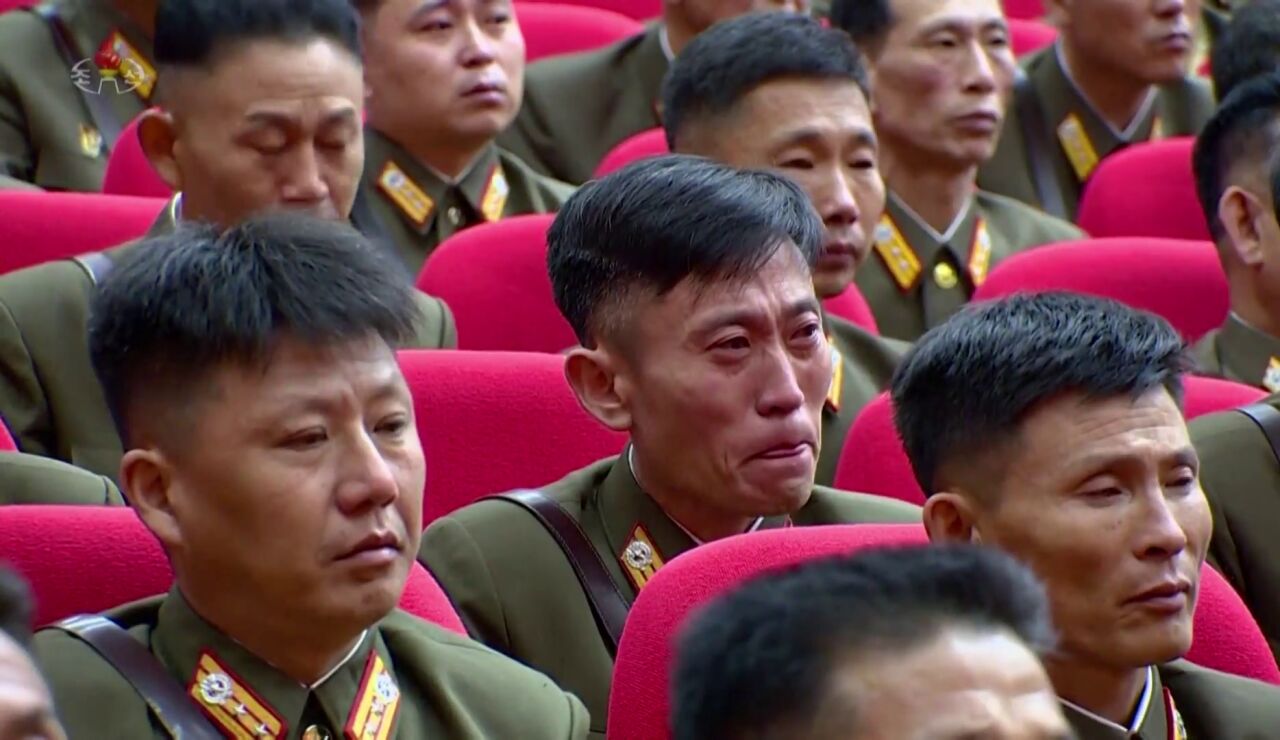 Ciudadanos norcoreanos llorando por la enfermedad de su líder, Kim Jong-un.