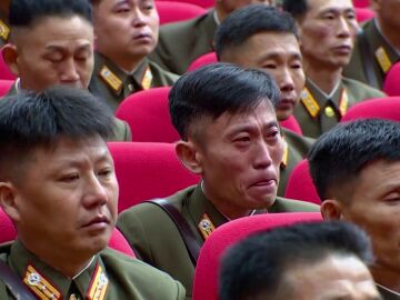 Ciudadanos norcoreanos llorando por la enfermedad de su líder, Kim Jong-un.