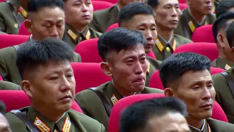 Ciudadanos norcoreanos llorando por la enfermedad de su líder, Kim Jong-un. Ciudadanos norcoreanos llorando por la enfermedad de su líder, Kim Jong-un.